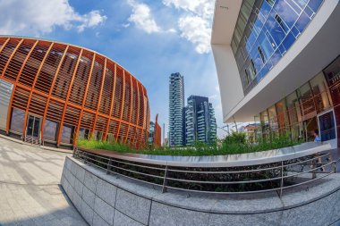 Milan, İtalya - 22 Temmuz 2018: Futuristik Unicredit Pavilion Michele De Lucchi ve Porta Nuova binalardan tarafından tasarlanmış. Gae Aulenti square, Porta Garibaldi, finans bölgesi.