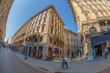 Milan, İtalya - 22 Haziran 2018: Lüks Salonu Milano Via Dante. Arka plan ve öğleden sonra ışık Sforza Kalesi.