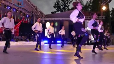 Timisoara, Romanya - 7 Temmuz 2018: Genç Türk dansçılar geleneksel kostüm, Uluslararası Halk Festivali, mevcut 