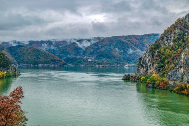 Sonbahar Tuna Gorges, Romanya ve Sırbistan arasındaki sınır. Sırp bölümünden görüntüleyin. Arka planda, Romen yakasında, Dubova Golf.