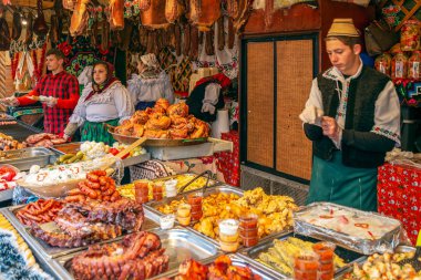 Timisoara, Romanya - 1 Aralık 2018: Maramures alanından ve belirli bir atmosfer geleneksel ürünlerle sokak Noel gelen yönlerini fuar.