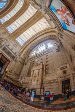 Milan, İtalya - 22 Haziran 2018: Inside Merkez Tren Garı, Avrupa'nın en büyük tren istasyonu yanında güç. 1931 yılında (1864 inşa eski Merkez İstasyonu değiştirmek için resmi olarak açıldı).
