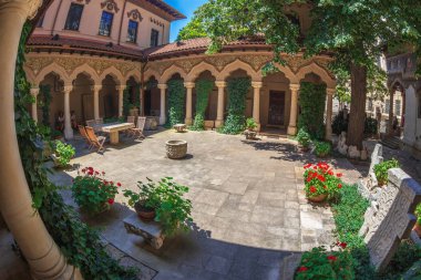 Bucharest, Romanya - 16 Temmuz 2018: Stavropoleos Manastırı, 1724 Yunan keşiş Ioanikia Stratonikeas, Brancovan mimari tarzı bir başyapıt tarafından kurulan iç avlu.