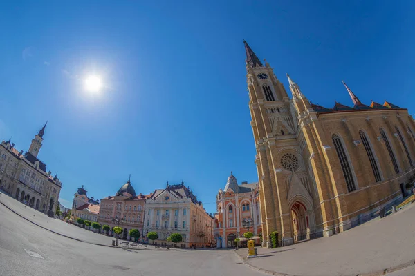 ノヴィ セルビア 2017 メアリー教会や古い建物で自由広場 Trg Slobode のビュー 2021 年に文化のヨーロッパの首都として指定された都市の一つ — ストック写真
