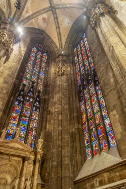 Milan, İtalya - 11 Aralık 2016: Ünlü Milano Katedrali'ne, iç. İkincil sunaklar, belirli bir Aziz her sadık biri. 