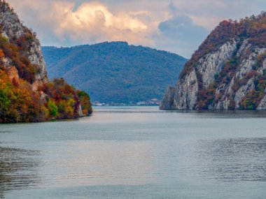 Sonbahar Tuna Gorges, Romanya ve Sırbistan arasındaki sınır. Sırp bölümünden görüntüleyin. Arka planda, Romen yakasında, Dubova Golf.
