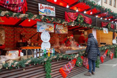 Timisoara, Romanya - 7 Aralık 2018: Maramures alanından ve belirli bir atmosfer geleneksel ürünlerle sokak Noel gelen yönlerini fuar.
