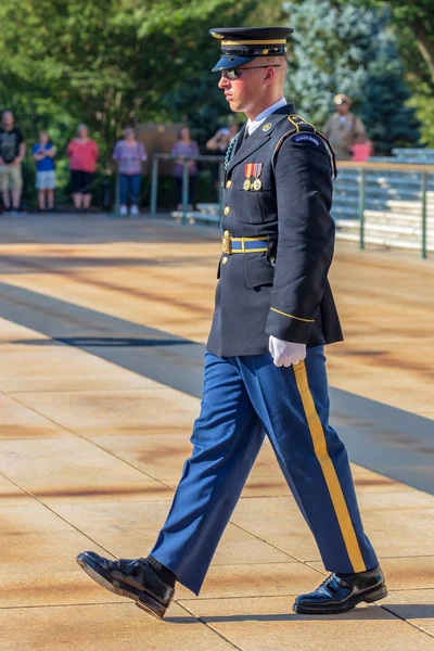 阿灵顿 华盛顿特区 2018年9月6日 在阿灵顿国家公墓的无名士兵墓的警卫的变化 — 图库照片
