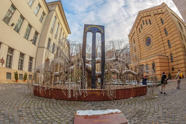 ブダペスト ハンガリー 2018 ドハーニ街シナゴーグの中庭 ハンガリーのユダヤ人の殉教者の記念物 にシダレヤナギの木 — ストック写真