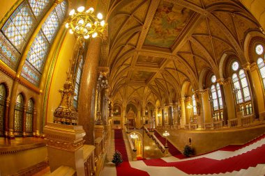 Budapest, Macaristan - 19 Aralık 2018: Savurgan Grand merdiven Macaristan Parlamentosu'nun.