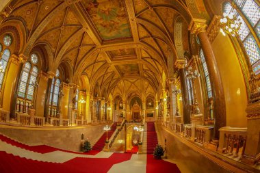 Budapest, Macaristan - 19 Aralık 2018: Savurgan Grand merdiven Macaristan Parlamentosu'nun.