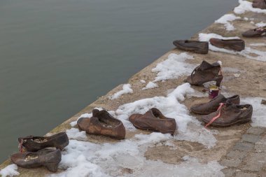 Budapeşte, Macaristan - 19 Aralık 2018: Ayakkabı Danube kıyısında ok çapraz parti asker 1944-1945 arasında tarafından İkinci Dünya Savaşı sırasında öldürülen Yahudilerin anısına oluşturulan bir anıt vardır.
