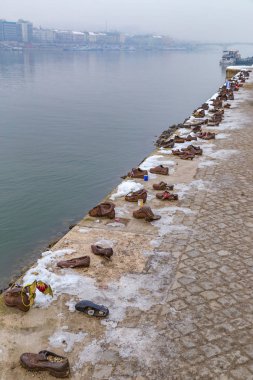 Budapeşte, Macaristan - 19 Aralık 2018: Ayakkabı Danube kıyısında ok çapraz parti asker 1944-1945 arasında tarafından İkinci Dünya Savaşı sırasında öldürülen Yahudilerin anısına oluşturulan bir anıt vardır.