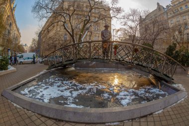 Budapeşte, Macaristan - 19 Aralık 2018: Heykel Imre Nagy, Macaristan kahraman Sovyet 1956 ayaklanması anti. Özgürlük Meydanı'na ve parlamento arasında 1996 yılında Tamas Varga tarafından anıt dikildi. 