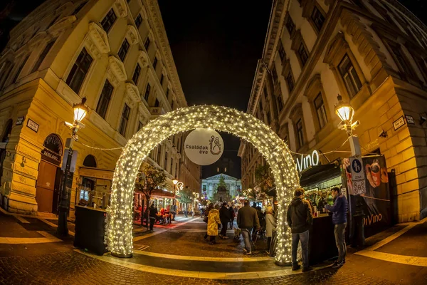 Budapest Hungria Dezembro 2018 Mercado Natal Festa Advento Frente Basílica — Fotografia de Stock