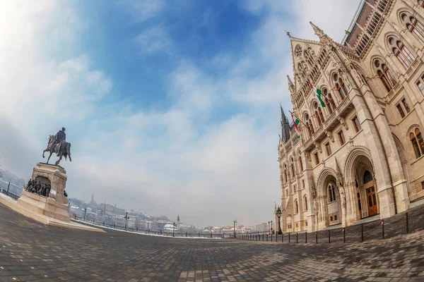 ハンガリーの議会の建物 ハンガリー ブダペストで最も高い建物最大 Hungary 国家アセンブリの座席の様子前にカウント ギュラ アンドラーシ像 — ストック写真