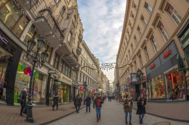 Budapeşte, Macaristan - 18 Aralık 2018: Ünlü Vaci utca, ana shoping street, belirli bir atmosfer ile Noel zamanı için dekore edilmiş.