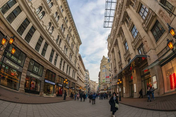 Budapeşte, Macaristan - 18 Aralık 2018: Ünlü Vaci utca, ana shoping street, belirli bir atmosfer ile Noel zamanı için dekore edilmiş.