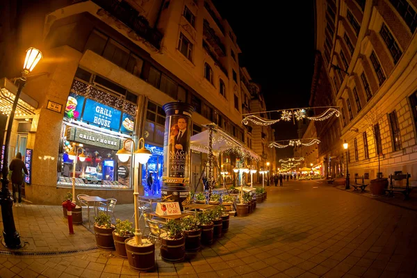 Budapeşte, Macaristan - 18 Aralık 2018: Ünlü Vaci utca, ana shoping street, belirli gece atmosferi ile Noel zamanı için dekore edilmiş.