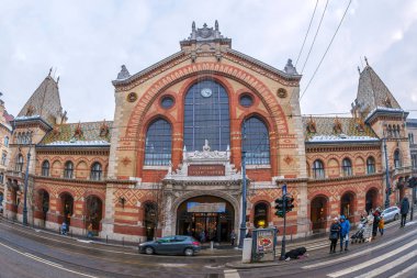Budapeşte, Macaristan - 18 Aralık 2018: Dış görünümü ünlü tarihi merkez Pazar salon. Tasarlandığı ve 1896 çevrede Samu Pecz tarafından inşa.