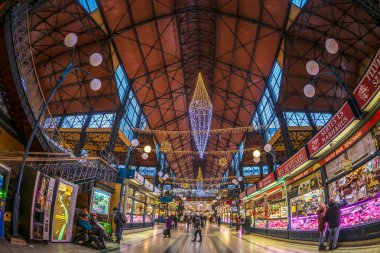 Budapeşte, Macaristan - 18 Aralık 2018: Ünlü tarihi merkez Pazar salon süslemeleri Noel zamanı için müşteriler ile iç görünüm. Tasarlandığı ve 1896 çevrede Samu Pecz tarafından inşa.