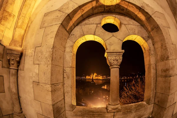 Macaristan Parlamentosu'nun arhitectonic bina görünümünü gece ünlü Fisherman's Bastion Budapeşte, Macaristan, Güney tarafında kemerler.