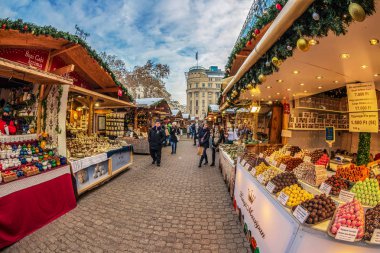 Budapeşte, Macaristan - 18 Aralık 2018: Noel pazarı ve Advent bayramı şehir merkezinde Vorosmarty Meydanı'nda. İnsanlar boyunca Pazar tezgahları yemek, tatlılar, hediyeler ve el sanatları.