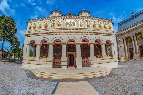 Bucharest Rumania Julio 2018 Catedral Patriarcal Ortodoxa Rumana Encuentra Colina —  Fotos de Stock