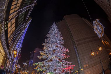 Budapeşte, Macaristan - 18 Aralık 2018: Noel zamanı ve belirli gece atmosferi ile Noel pazarı için dekore edilmiş ünlü moda Street (Deak Ferenc utca),.