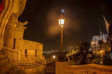 Bastion bir kışın gece ve geri yarım Matthias Kilisesi'nin Kuzey ünlü Halikarnas parçası.