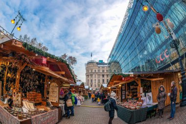 Budapeşte, Macaristan - 18 Aralık 2018: Noel pazarı ve Advent bayramı şehir merkezinde Vorosmarty Meydanı'nda. İnsanlar boyunca Pazar tezgahları yemek, tatlılar, hediyeler ve el sanatları.