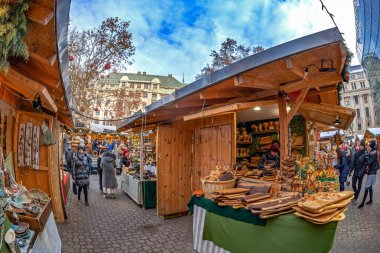 Budapeşte, Macaristan - 18 Aralık 2018: Noel pazarı ve Advent bayramı şehir merkezinde Vorosmarty Meydanı'nda. İnsanlar boyunca Pazar tezgahları yemek, tatlılar, hediyeler ve el sanatları.