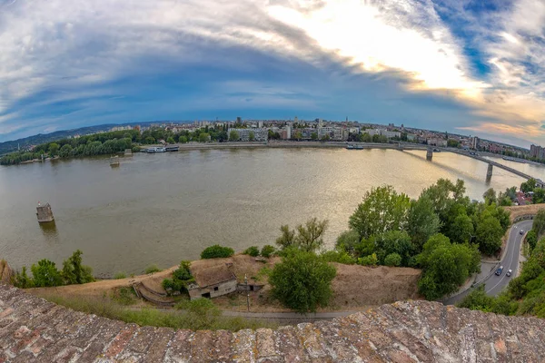 Panoramiczny Pejzaż Novi Sad Serbia Stare Nowe Wysokości Twierdzy Petrovaradin — Zdjęcie stockowe