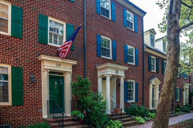 Kentlands, Gaithersburg, Maryland, Amerika Birleşik Devletleri - 31 Ağustos 2018: Tipik Amerikan Evleri önünde Amerikan bayrağı.
