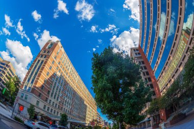 Washington Dc, Amerika Birleşik Devletleri - 2 Eylül 2018: Washington Dc, Connecticut Ave Nw ve 19 St Kuzey kesiştiği Dupont Circle yakınındaki binalarda.