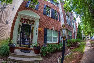 Germantown, Maryland, Amerika Birleşik Devletleri - 7 Eylül 2018: Geniş açılı görünüş cephe tipik Amerikan Evleri.