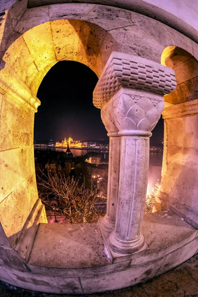 Vista Nocturna Del Edificio Del Parlamento Húngaro Desde Los Arcos —  Fotos de Stock