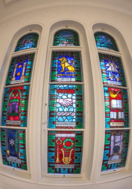 Budapeşte, Macaristan-Aralık 18, 2018: vitray pencere Dohany Sokağı'ndan Büyük Sinagog Müzesi'nde.