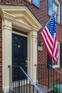 Kentlands, Gaithersburg, Maryland, Amerika Birleşik Devletleri - 31 Ağustos 2018: Tipik Amerikan Evleri önünde Amerikan bayrağı.