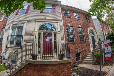 Germantown, Maryland, Amerika Birleşik Devletleri - 31 Ağustos 2018: Girişi tipik Amerikan alacakaranlıkta zaman evler.