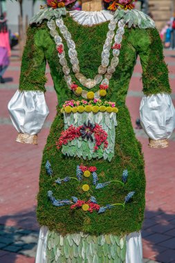 Timisoara, Romanya - 27 Nisan 2018: Çiçek dekorasyon ahşap bir heykel ile çiçeklerden yapılmış bir popüler Kostüm giymiş. Bulgaristan etnik kadından. Belediye tarafından düzenlenen çiçek Festivali.