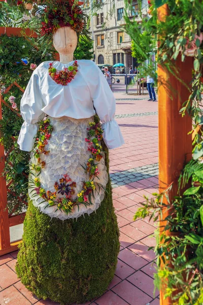 ティミショアラ ルーマニア 2018 花の人気の衣装に身を包んだ木像と花飾り ハンガリーから民族の女性 市庁舎主催フラワーフェスティバル — ストック写真