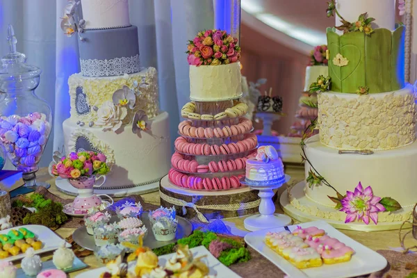 Düğün Pastası Yapay Çiçeklerle Dekore Edilmiş Boyalı Özel Tatlılar — Stok fotoğraf