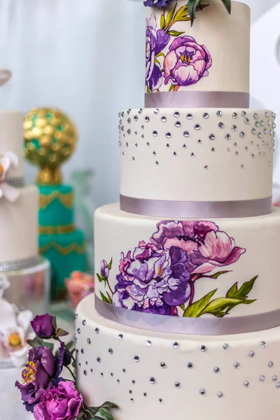 Gâteau Mariage Décoré Fleurs Artificielles Peint — Photo