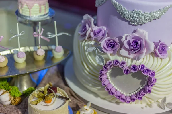 婚礼蛋糕和特定的糖果装饰人造花和油漆 — 图库照片