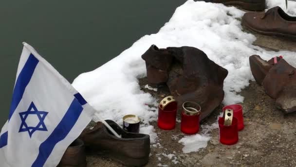 ブダペスト ハンガリー 2018 ドナウ川岸に靴が矢印十字党兵の 1944 1945 年の間に第二次世界大戦の間に殺されたユダヤ人のメモリで作成した記念碑 — ストック動画