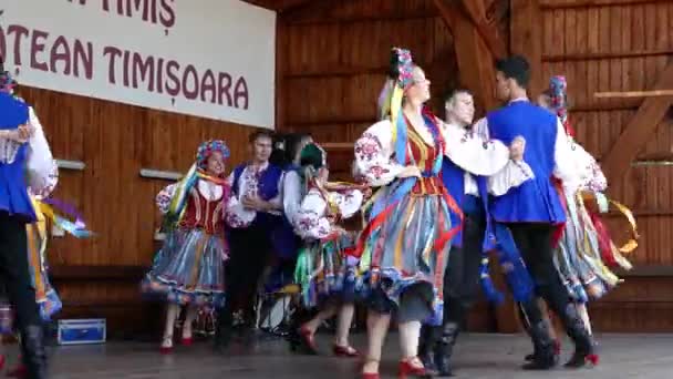 Rumunsko, Temešvár - 8. července 2018: Ukrajinské mladých tanečníků v tradičních lidových krojích, proveďte lidového tance během Mezinárodní Festival srdcí pořádané radnice Timisoara.