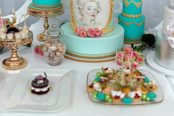 罗马尼亚蒂米什瓦拉 2017年1月14日 婚礼蛋糕和用人造花装饰并涂漆的特定糖果 — 图库照片