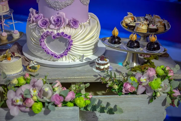 Hochzeitstorte Und Spezielle Süßigkeiten Mit Künstlichen Blumen Dekoriert Und Bemalt — Stockfoto