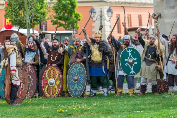 戦闘服 Apulum ローマの祭り 市役所主催で現在のアルバ ユリア ルーマニア 2017 ダキア人兵士 — ストック写真